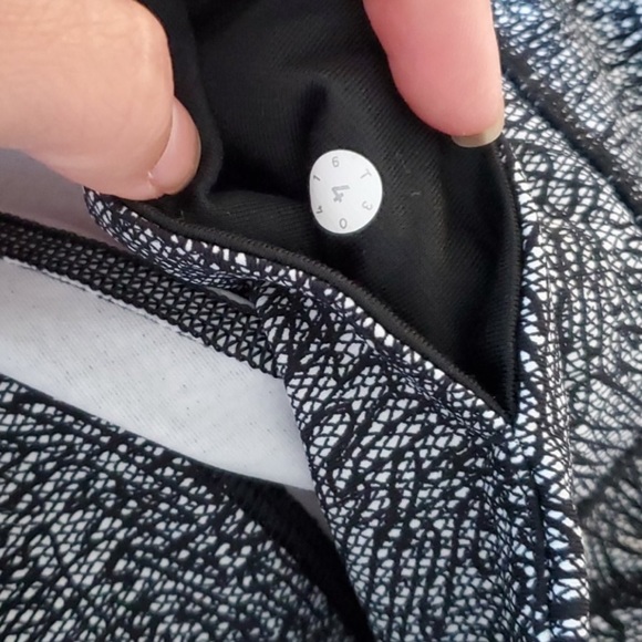 •LULULEMON/Black + White Rare Leggings/4• - Picture 4 of 7